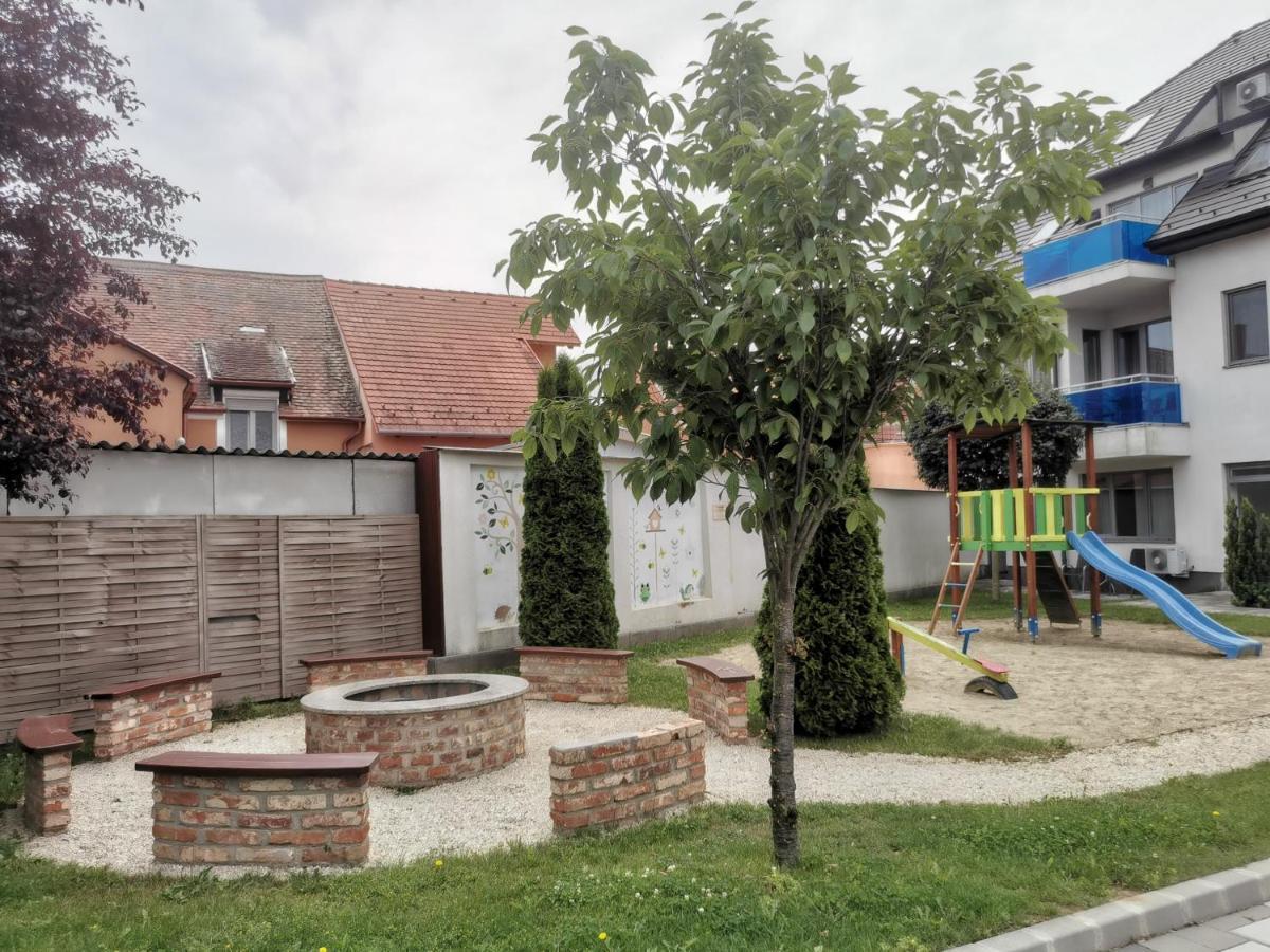 Szabo Apartman Sarvar Luaran gambar