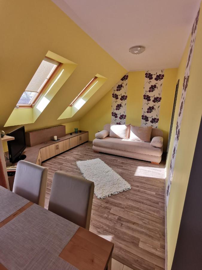 Szabo Apartman Sarvar Luaran gambar